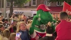Fan Arsenal ăn mừng, Emirates thất thủ!